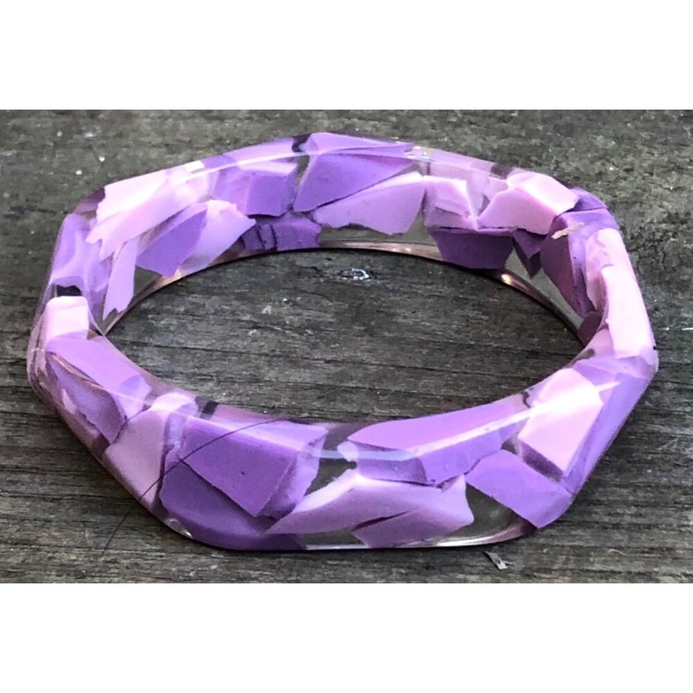 Vintage Faceted Hexagonal Y2K Confetti Lucite Bracelet Shades of Purple in Clear - Picture 1 of 6